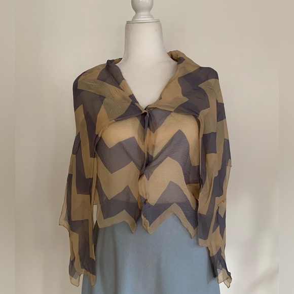 CHANEL
chevron print silk cape style blouse size M
Made in France - Picture 2 of 16
